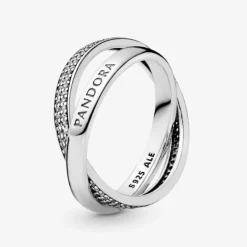 Pandora anello con pavé e logo Pandora intrecciati