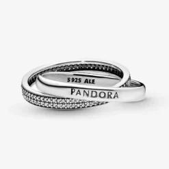 Pandora anello con pavé e logo Pandora intrecciati